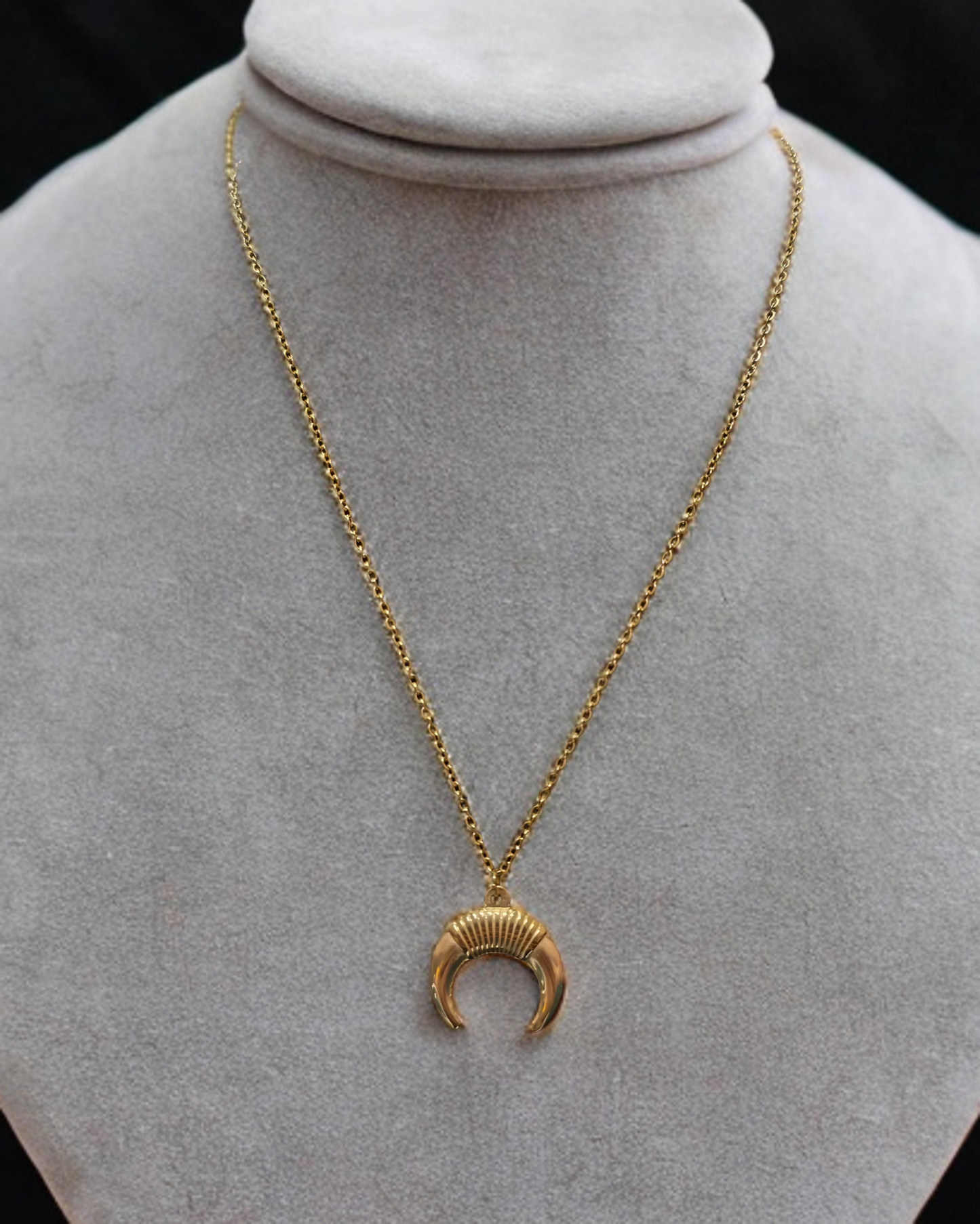 Crescent Horn Pendant Necklace – Gold-Plated Stainless Steel Kirei - 1005